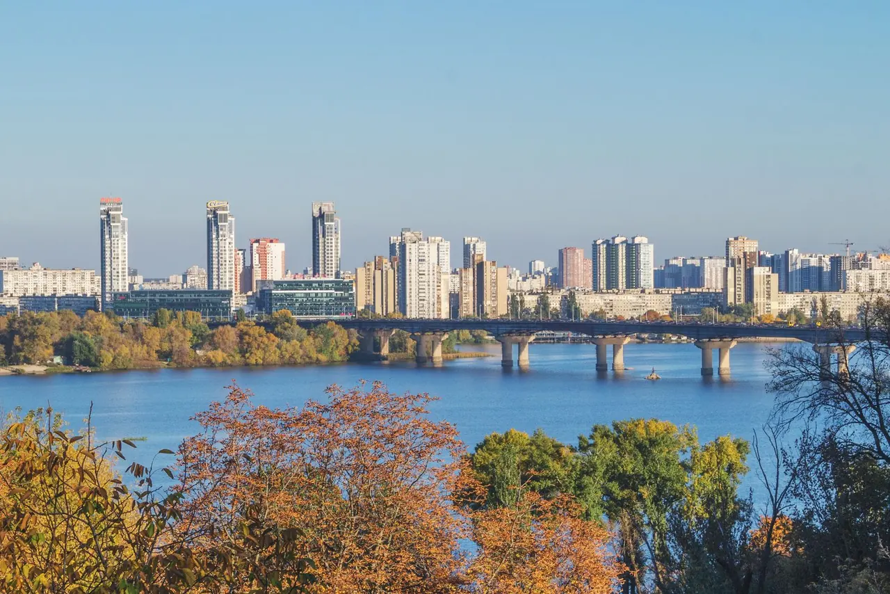 Лівий берег Києва, Дніпро і міст метро восени